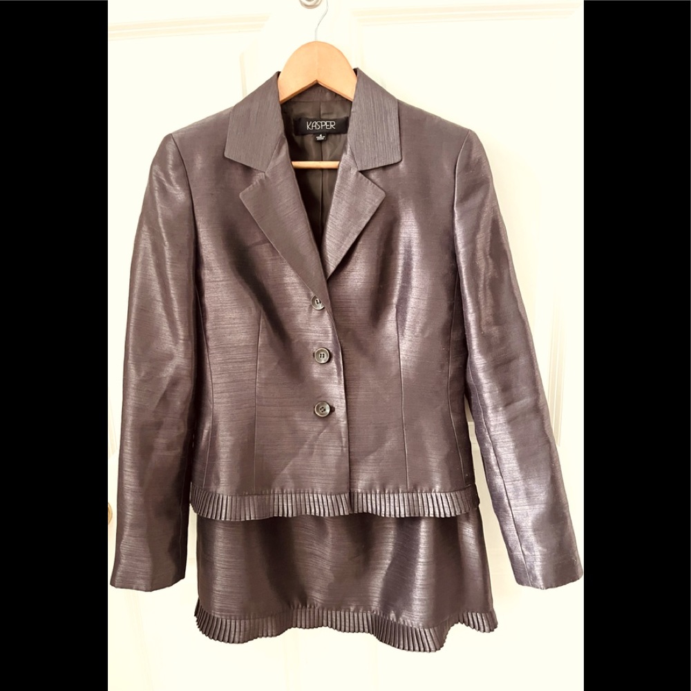 Kasper Two Piece Suit Ruffle Detail on Hem Size 4 Silk Like Fabric